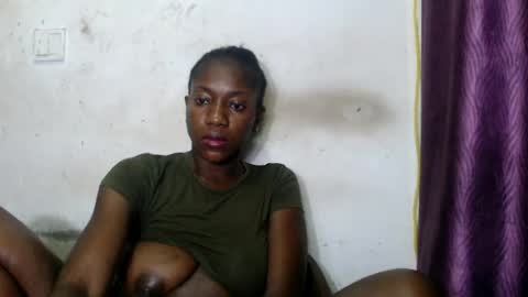 Snapshot of juicyberryx chatting on July 11, 2026, 9:27 pm queen online show from July 11, 2026, 9:27 pm