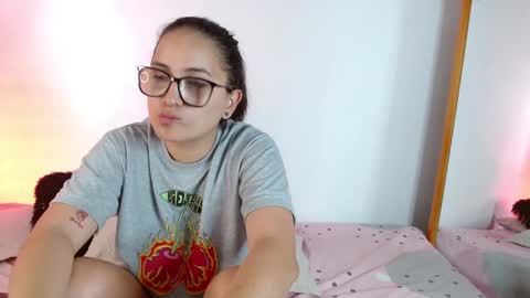 Snapshot of jules_n_gia chatting on December 21, 2024, 7:38 pm Jules and Gia online show from December 21, 2024, 7:38 pm