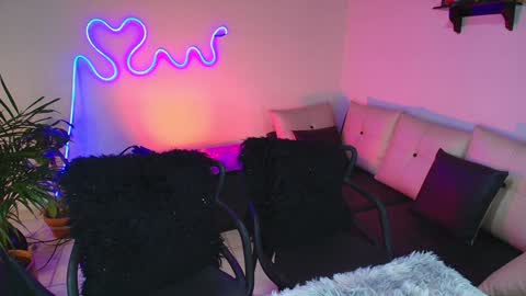 Snapshot of jules_n_gia chatting on January 28, 2025, 2:31 pm Jules and Gia online show from January 28, 2025, 2:31 pm