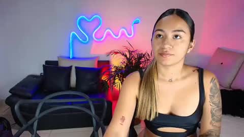 Snapshot of jules_n_gia chatting on February 17, 2025, 8:58 pm Jules and Gia online show from February 17, 2025, 8:58 pm