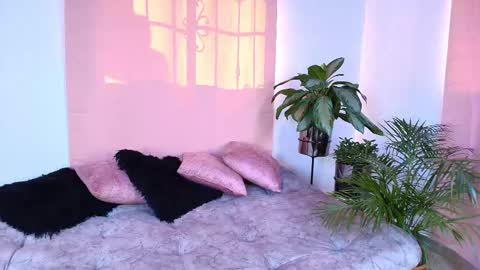 Snapshot of jules_n_gia chatting on November 17, 2025, 8:14 pm Jules and Gia online show from November 17, 2025, 8:14 pm