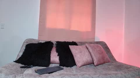 Snapshot of jules_n_gia chatting on November 20, 2025, 5:34 pm Jules and Gia online show from November 20, 2025, 5:34 pm