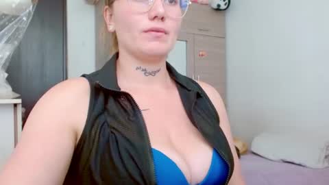 Snapshot of juli_69 chatting on July 31, 2026, 3:55 pm Juliana Torres online show from July 31, 2026, 3:55 pm