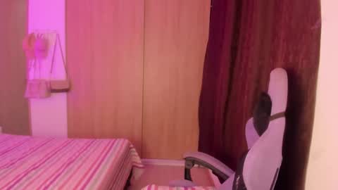 juli_santos_22 online show from April 26, 2026, 3:37 am