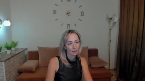 julia__cherry_ online show from February 7, 2025, 3:52 pm