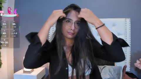 J U L IA   M A R T I N E Z online show from September 19, 2025, 11:55 am