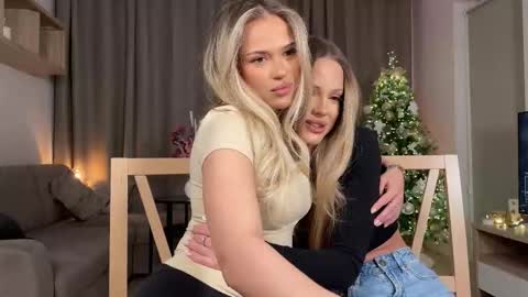 Julia R Le online show from December 4, 2025, 8:28 pm