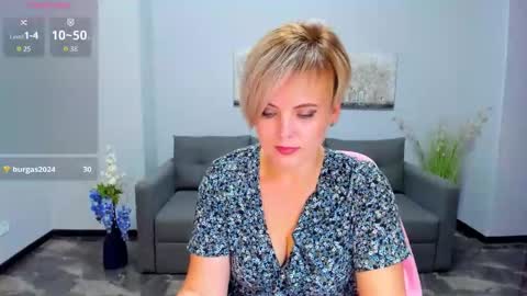 Julia online show from October 22, 2025, 6:24 am