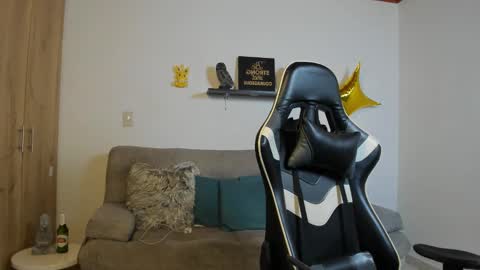 julian_wallace online show from November 29, 2025, 2:31 pm