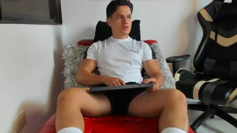 julian_wallace online show from April 24, 2026, 6:43 pm