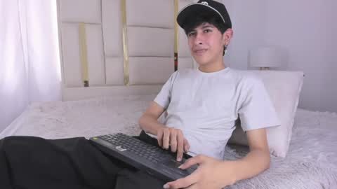 Snapshot of julian_xp chatting on July 18, 2026, 7:39 pm Julian online show from July 18, 2026, 7:39 pm