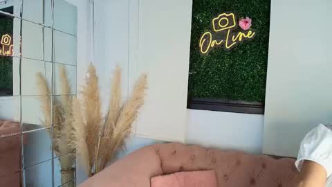 Snapshot of juliana_luque chatting on November 2, 2025, 12:07 pm Juli online show from November 2, 2025, 12:07 pm