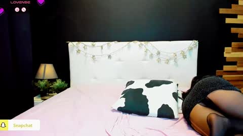 Snapshot of julianna_jamii chatting on December 1, 2024, 7:36 pm Julianna online show from December 1, 2024, 7:36 pm