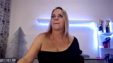 Julia online show from December 1, 2025, 8:25 pm