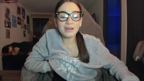 Snapshot of julidavila chatting on September 11, 2025, 2:00 am Jeimy Help me to reach 100 thumbs up online show from September 11, 2025, 2:00 am