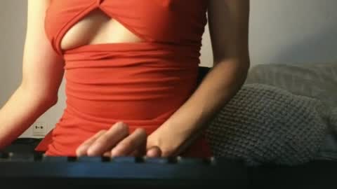 Snapshot of julie13tuyo chatting on June 18, 2026, 8:24 pm Julie-Game online show from June 18, 2026, 8:24 pm