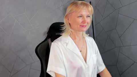 Julie Lucasss online show from May 1, 2026, 12:59 am