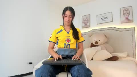 Snapshot of juliee_ross chatting on July 7, 2026, 12:31 pm juliee_ross online show from July 7, 2026, 12:31 pm