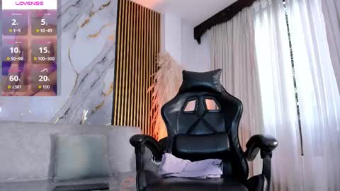 Snapshot of juliensaint_ chatting on October 17, 2025, 12:52 pm Julien online show from October 17, 2025, 12:52 pm