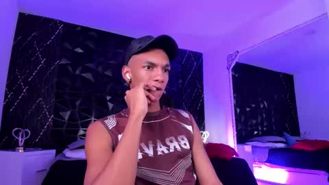 Snapshot of juliensaint_ chatting on November 8, 2025, 12:16 pm Julien online show from November 8, 2025, 12:16 pm