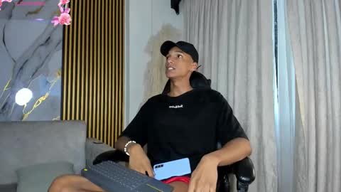 Snapshot of juliensaint_ chatting on November 25, 2025, 11:54 am Julien online show from November 25, 2025, 11:54 am