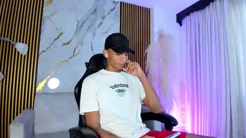 Snapshot of juliensaint_ chatting on December 2, 2025, 11:59 am Julien online show from December 2, 2025, 11:59 am