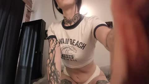 juliet_sourire online show from February 12, 2025, 2:43 pm