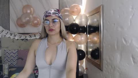 julieta__fox_ online show from April 24, 2026, 3:20 am