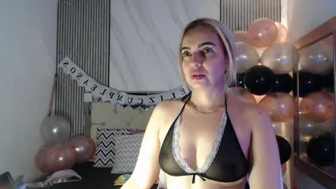 julieta__fox_ online show from April 24, 2026, 9:50 pm