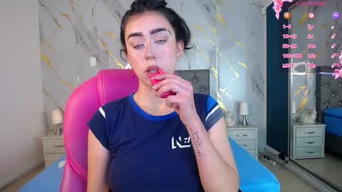 Snapshot of julieta_de_los_angeles chatting on February 18, 2025, 6:59 am Julieta online show from February 18, 2025, 6:59 am