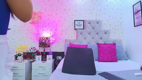 Julieta Reyes   online show from November 21, 2025, 2:38 pm