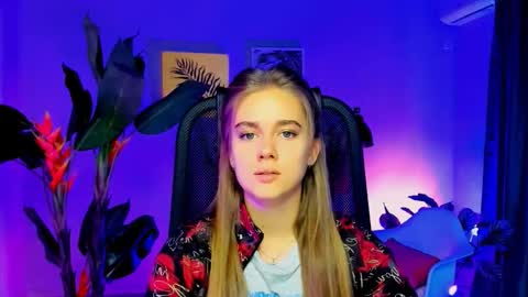 junewoods online show from November 19, 2025, 6:24 am