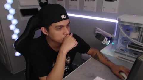 Snapshot of justagamerxxx chatting on November 21, 2025, 12:15 pm Rhys online show from November 21, 2025, 12:15 pm