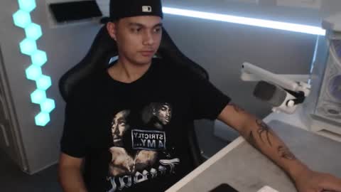 Snapshot of justagamerxxx chatting on December 5, 2025, 6:48 pm Rhys online show from December 5, 2025, 6:48 pm