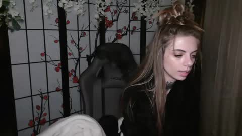 K8X4U LOVE ME online show from February 11, 2025, 5:37 am