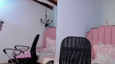 Snapshot of karen_simss chatting on October 15, 2025, 11:54 am Karen online show from October 15, 2025, 11:54 am