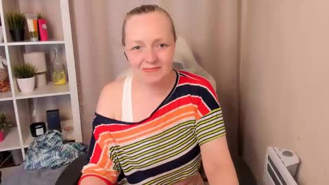 Snapshot of karen_villis chatting on May 3, 2026, 12:00 pm Karen online show from May 3, 2026, 12:00 pm