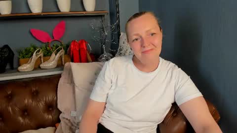 Snapshot of karen_villis chatting on June 21, 2026, 10:18 am Karen online show from June 21, 2026, 10:18 am