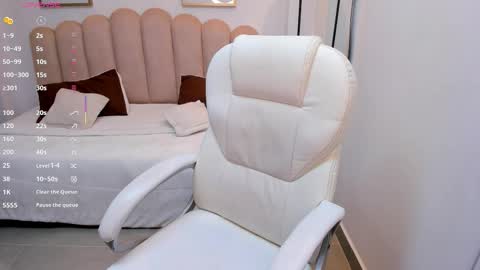 karliie kloss   online show from November 17, 2025, 3:34 am