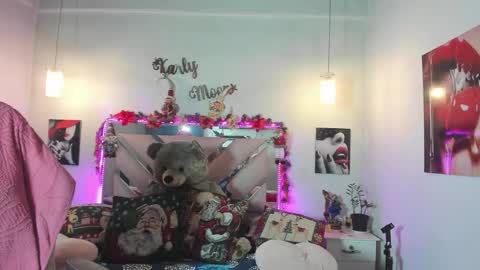 Snapshot of karly_moonn chatting on December 17, 2025, 3:01 am Karly Moonns online show from December 17, 2025, 3:01 am