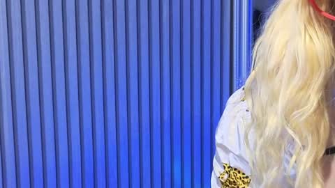 Julia online show from April 22, 2026, 7:37 pm