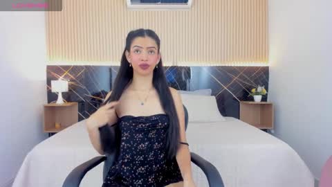 karol_cortes online show from December 16, 2025, 6:46 pm