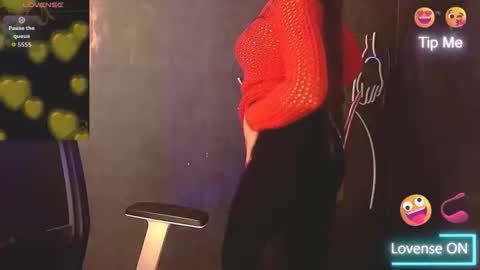 Snapshot of karolina_mia chatting on October 10, 2025, 8:24 am Caroline online show from October 10, 2025, 8:24 am