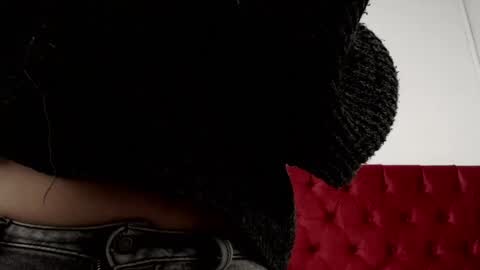 Isa online show from February 19, 2025, 2:44 am