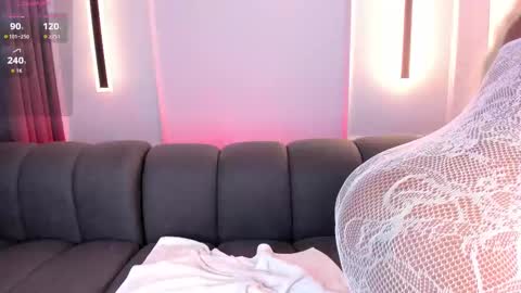 Snapshot of karolwhite_ chatting on October 24, 2025, 4:42 am Karol online show from October 24, 2025, 4:42 am