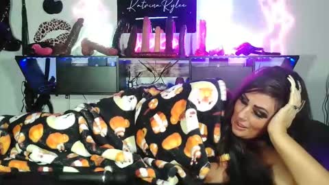Sexywifekat23 online show from November 7, 2025, 4:01 am