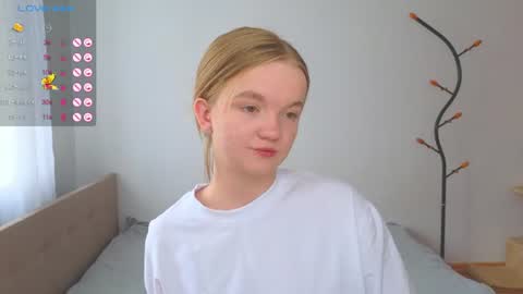 Snapshot of katebunnys chatting on July 3, 2026, 5:03 am katebunnys online show from July 3, 2026, 5:03 am