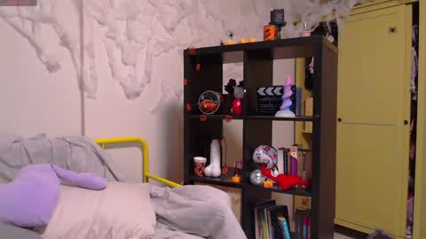 Snapshot of katie_deville chatting on December 2, 2024, 3:47 am Katie Deville online show from December 2, 2024, 3:47 am