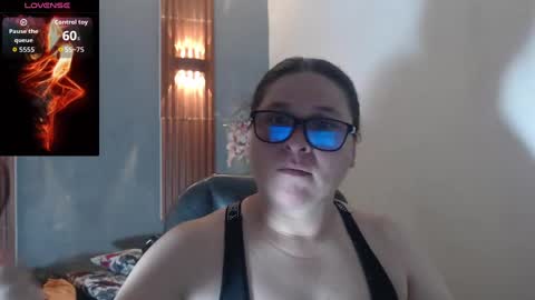 Snapshot of katty_findom_ chatting on October 14, 2025, 12:28 pm katty online show from October 14, 2025, 12:28 pm