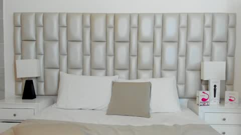 katy blonde girl and paola big boobs online show from February 1, 2025, 4:22 pm